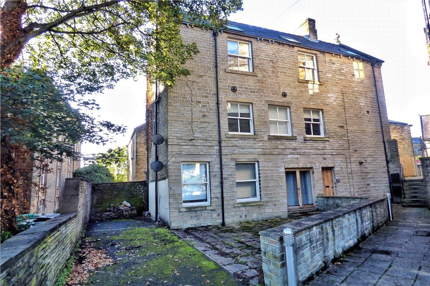 Flat 2 The Coach House, 70 North Road, Edgerton, Huddersfield, West Yorkshire, HD1 5NE