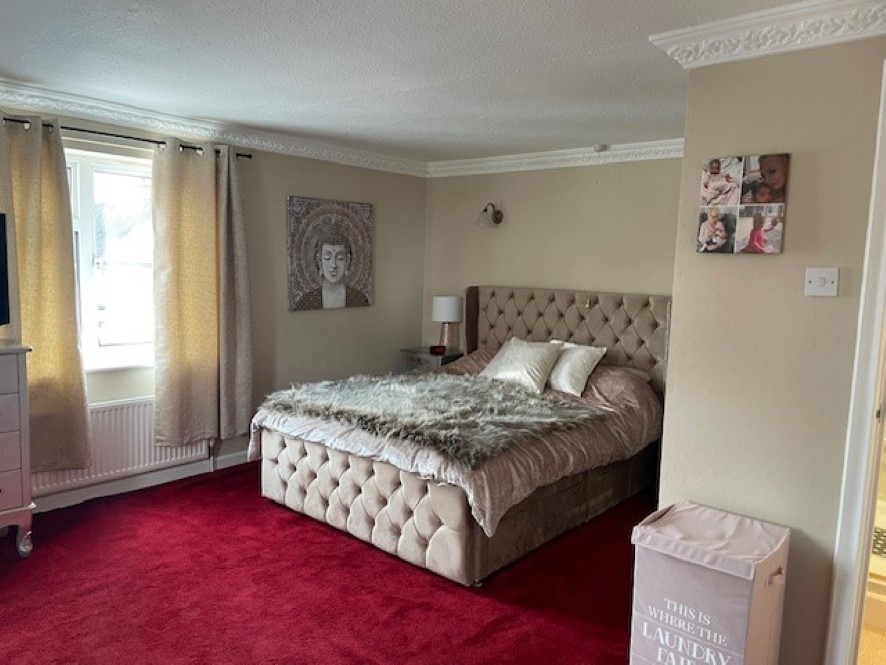 Principal bedroom with shower ensuite 