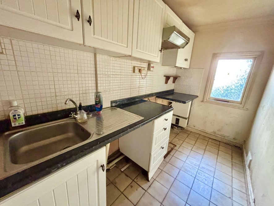 24 Dyffryn Road, Alltwen, Pontardawe, Swansea SA8 3BX