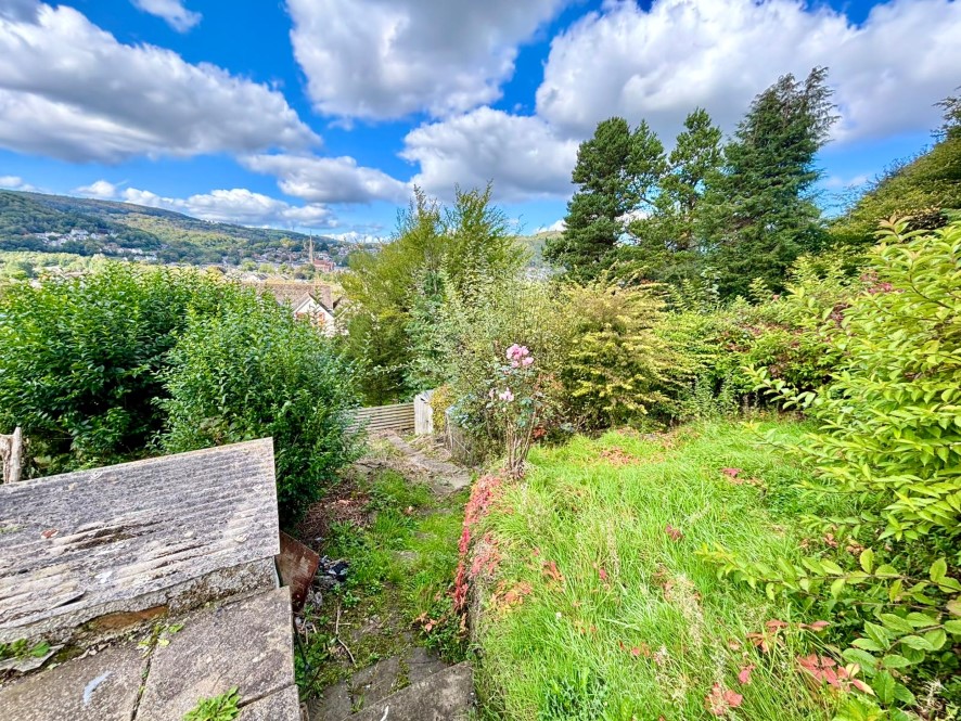 24 Dyffryn Road, Alltwen, Pontardawe, Swansea SA8 3BX