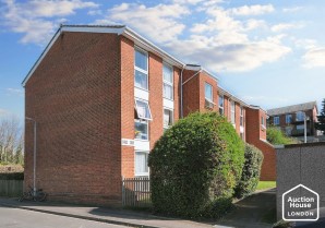 Property for Auction in London - Flat 12 Earls Court, The Mall, Dunstable, Bedfordshire, LU5 4LB