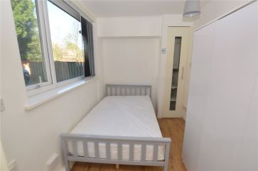 Flat 4 Grove House, 2 Woodland Grove, Leeds , West Yorkshire LS7 4HJ