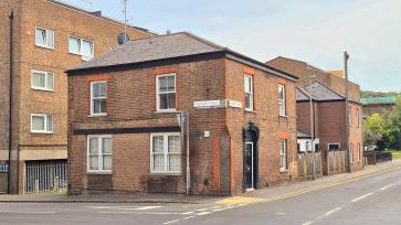 Property for Auction in Bedfordshire and Buckinghamshire - Flat 4, 43 Dumfries Street, Luton, Bedfordshire LU1 5BP