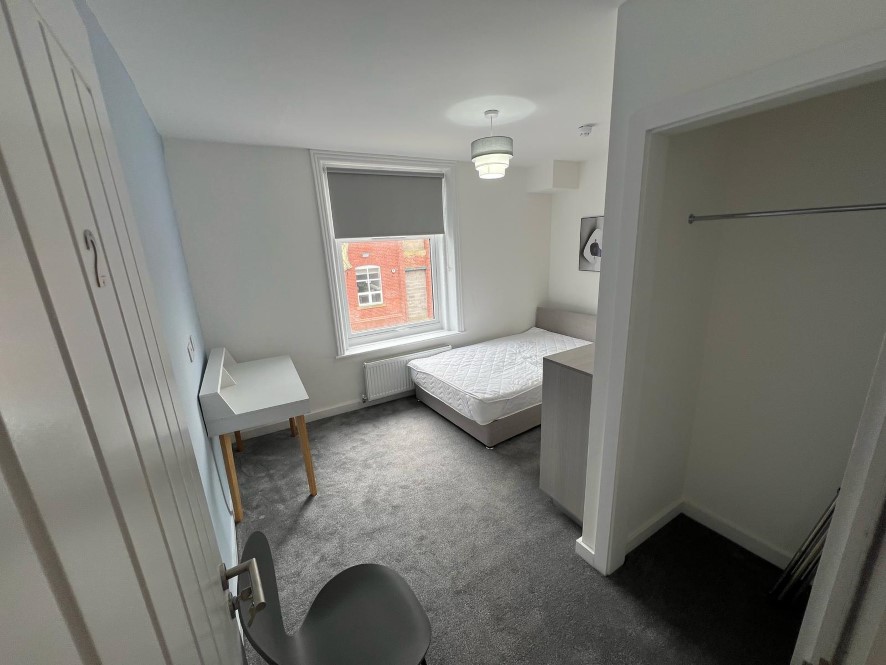 36 Huxley Street, Oldham, OL4 5JX