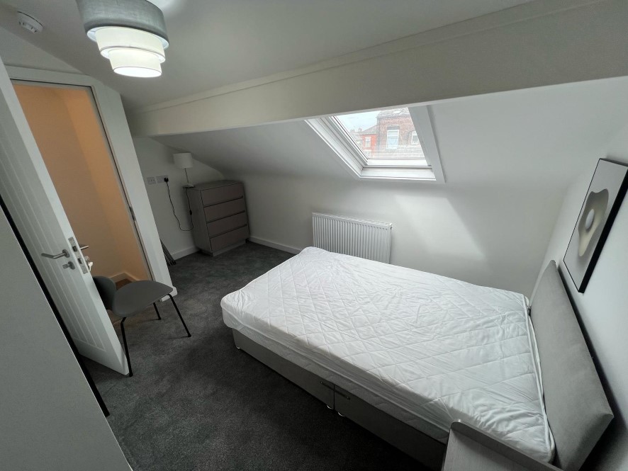 36 Huxley Street, Oldham, OL4 5JX