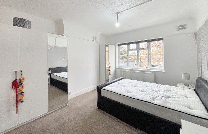 Property for Auction in London - 10 Lampton Court, Lampton Road, Hounslow, Middlesex