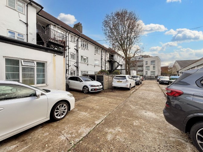 Property for Auction in London - 10 Lampton Court, Lampton Road, Hounslow, Middlesex