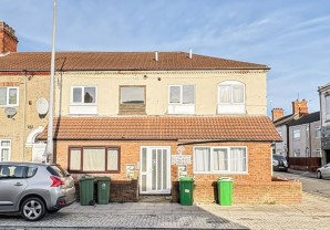 Property for Auction in London - 4 Wellington Court, Grimsby, South Humberside, DN32 7JY