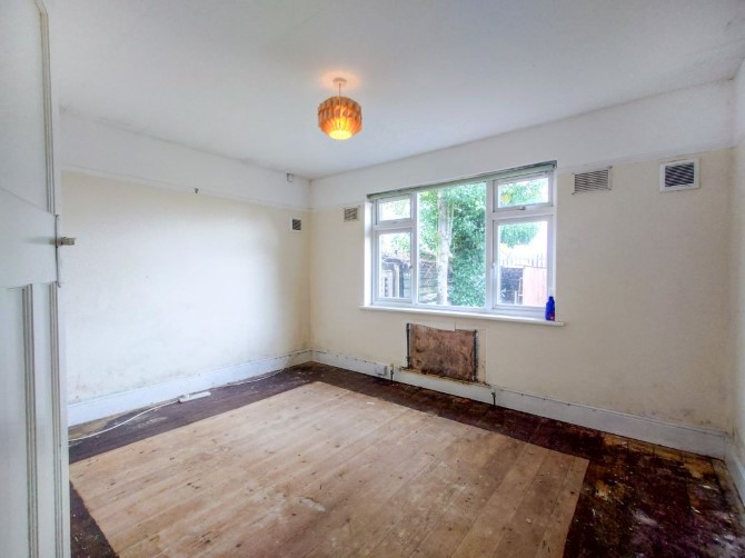 32 Whaddon Road, Cheltenham, Gloucestershire, GL52 5NA