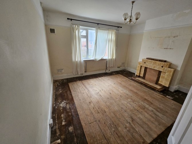 32 Whaddon Road, Cheltenham, Gloucestershire, GL52 5NA