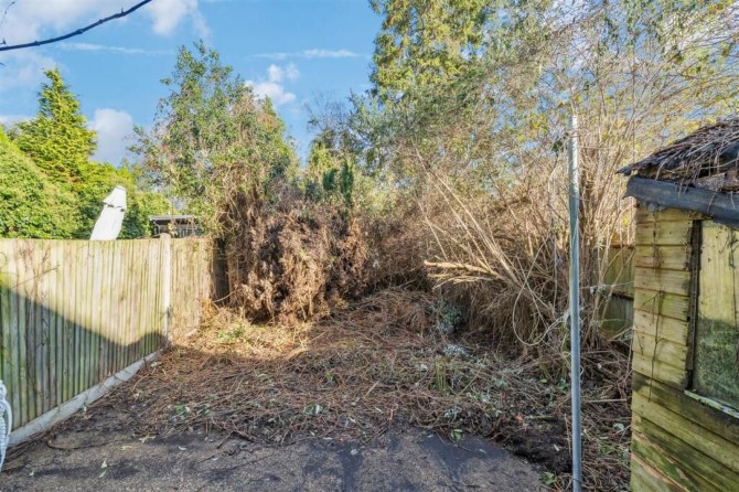 75 Knighton Way Lane, Uxbridge, Middlesex, UB9 4EH