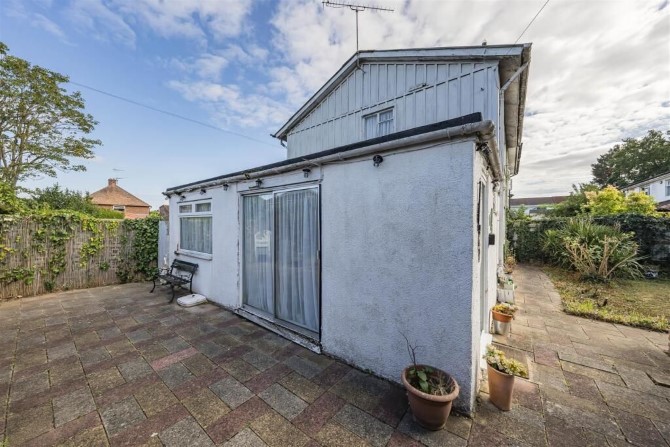 2 Dyson Close, Windsor, Berkshire, SL4 3LZ