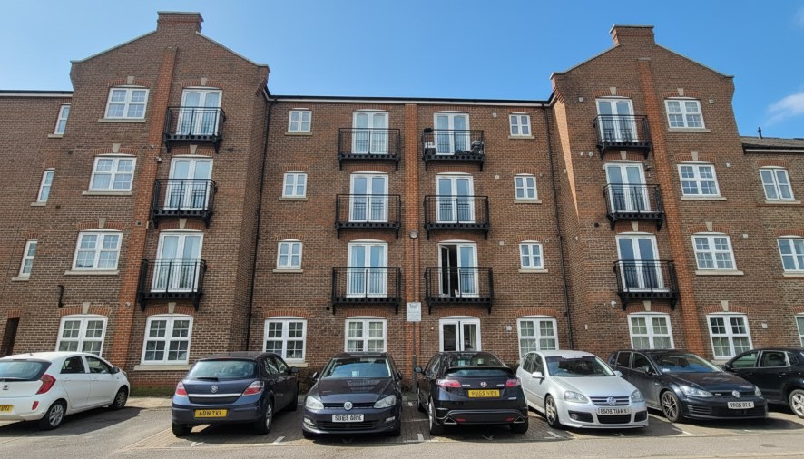 Flat 30, Summers House, Coxhill Way, Aylesbury, Buckinghamshire HP21 8FN