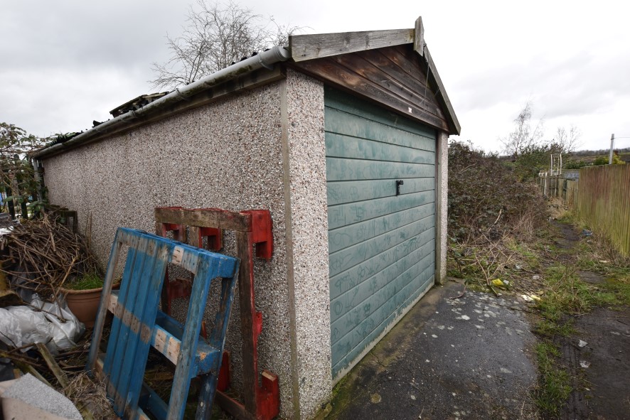 251 Moor Lane, Birkenshaw, Bradford, West Yorkshire BD11 2HJ