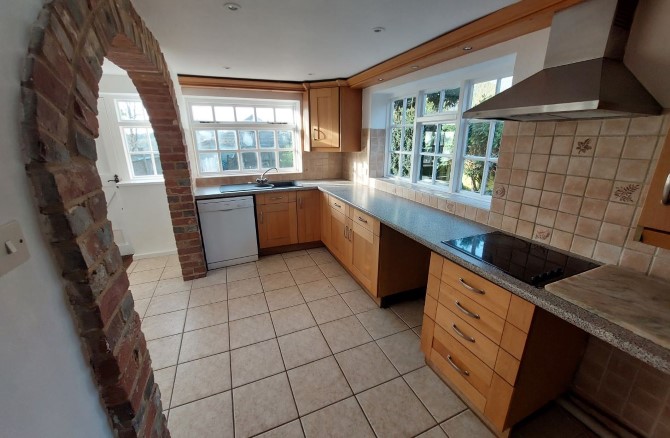 Chantlers, Village Street, Ewhurst Green, Robertsbridge, TN32 5TD