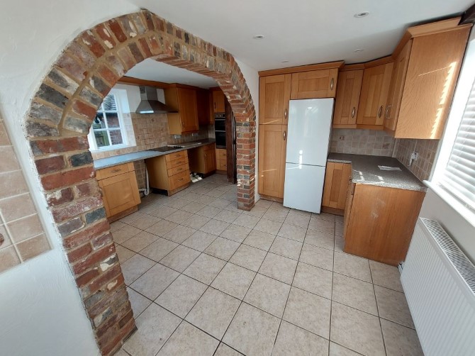 Chantlers, Village Street, Ewhurst Green, Robertsbridge, TN32 5TD