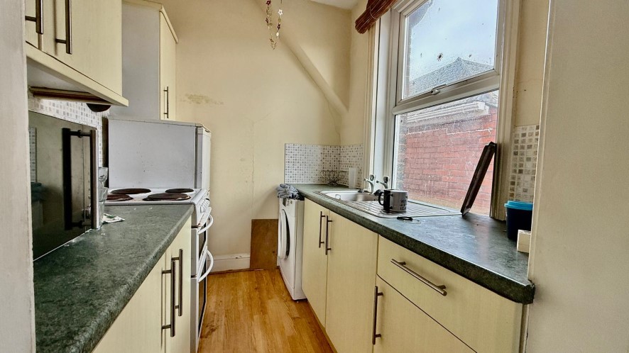 Flat 1, 37 Haldon Road, Exeter, Devon EX4 4DZ