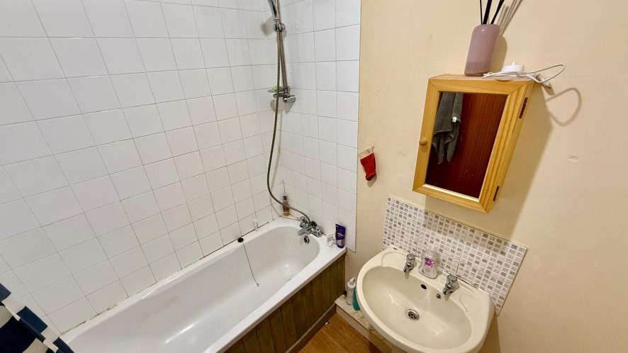 Flat 1, 37 Haldon Road, Exeter, Devon EX4 4DZ