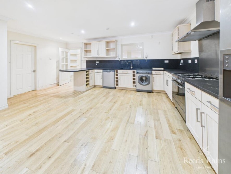 The Railings, Albemarle Back Road, Scarborough, North Yorkshire, YO11 1YA