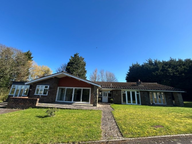 Cemmaes Meadow, London Road, Ashington, Pulborough, RH20 3JR