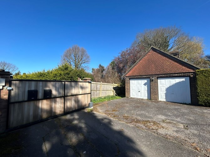 Cemmaes Meadow, London Road, Ashington, Pulborough, RH20 3JR