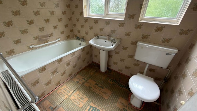 32 Cumberland Drive, Chessington, Surrey, KT9 1HQ