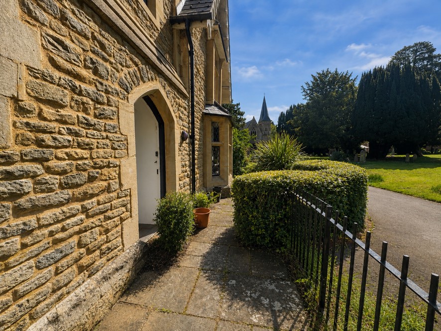 Cemetary Lodge, 51 Castle Road, Wellingborough, Northamptonshire NN8 1LL
