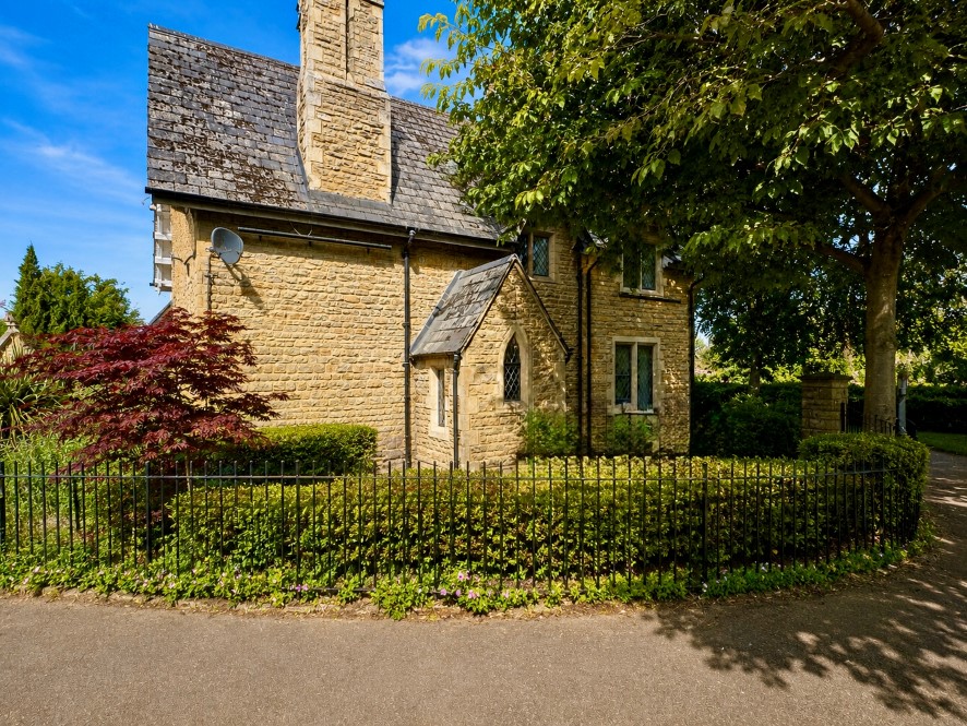 Cemetary Lodge, 51 Castle Road, Wellingborough, Northamptonshire NN8 1LL