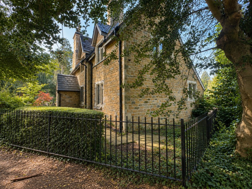 Cemetary Lodge, 51 Castle Road, Wellingborough, Northamptonshire NN8 1LL