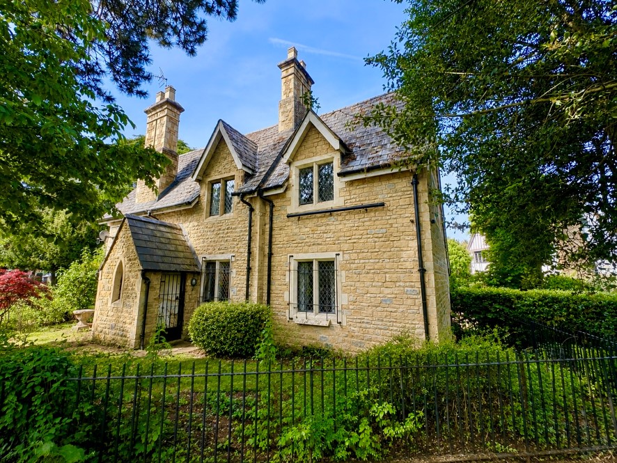 Cemetary Lodge, 51 Castle Road, Wellingborough, Northamptonshire NN8 1LL