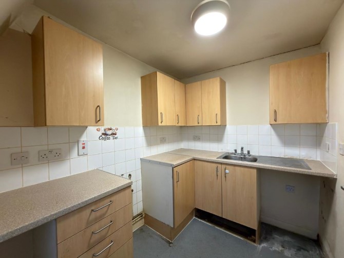 32D St Julians Road, Kilburn, London, NW6 7LB