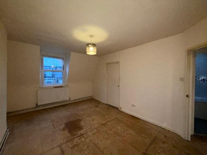 32D St Julians Road, Kilburn, London, NW6 7LB