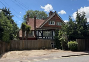Property for Auction in London - Flat 1, 84 Green Lane, Northwood, Hillingdon, HA6 1AJ