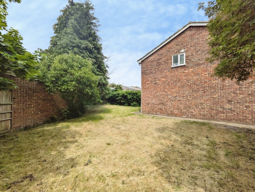2 Grasscroft Drive, Cheylesmore, Coventry, West Midlands CV3 5QF