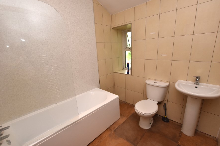 1009 Harrogate Road, Bradford, West Yorkshire BD10 0LT