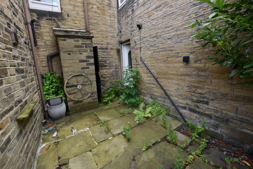1009 Harrogate Road, Bradford, West Yorkshire BD10 0LT