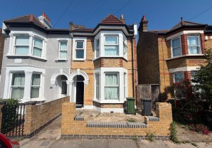 54 Albacore Cres, London SE13 7HP