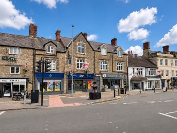Property for Auction in Northants, Beds & Bucks - Flat 3, 44 Market Place, Brackley, Northamptonshire NN13 7DP