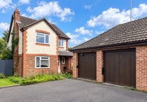 4-bed detached on 17 Cotswold Close, Eastbourne, East Sussex, BN23 8HH, £235,000